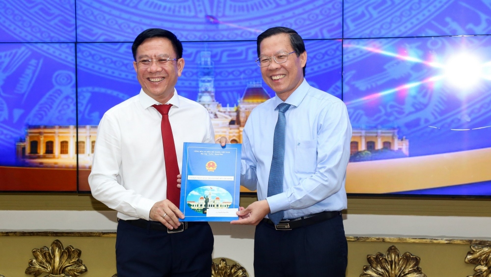 Ông Phan Văn Mãi trao quyết định cho ông Nguyễn Ngọc Hồi. (Ảnh: T.L)