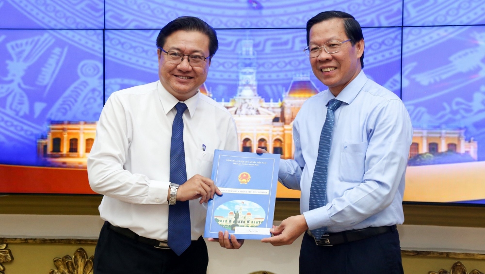 Ông Phan Văn Mãi trao quyết định cho ông Nguyễn Tuấn.