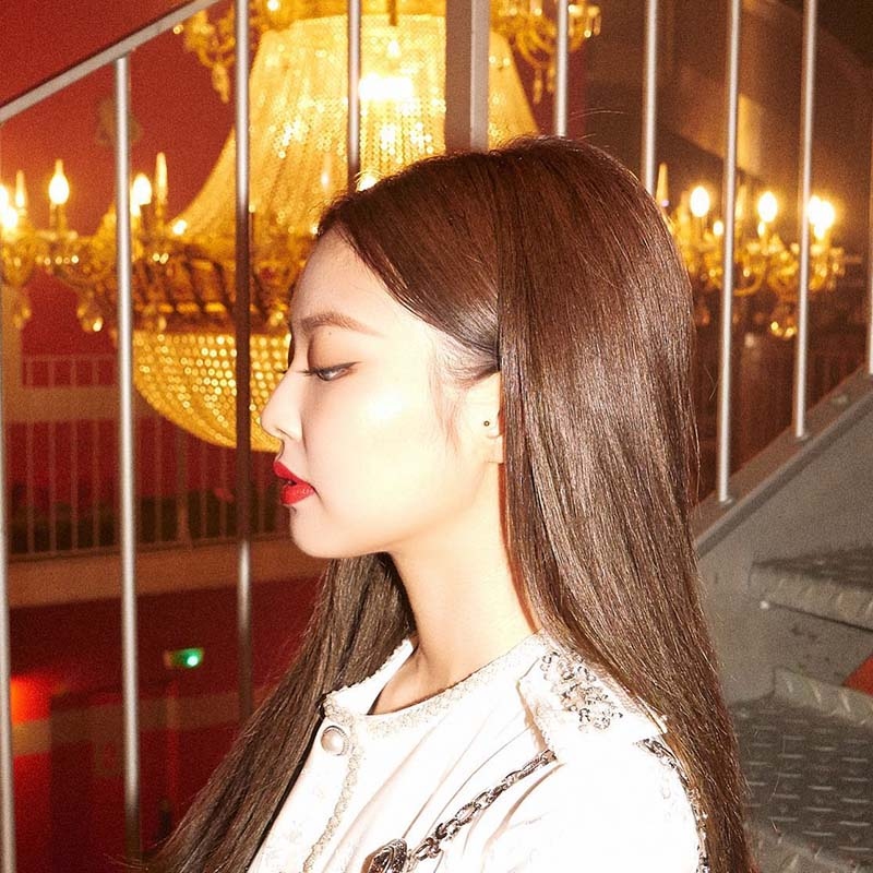 Parisian glam: Jennie toát lên vẻ quyến rũ cổ điển của Paris với đôi môi đỏ rực và phần tóc đằng sau được đẩy lên cao.
