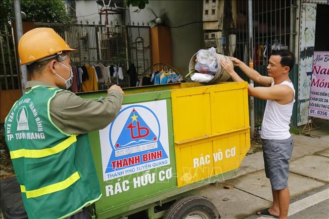 Rác thải được hướng dẫn phân loại trực tiếp trong quá trình thu gom ở Tuyên Quang. Ảnh: TTXVN