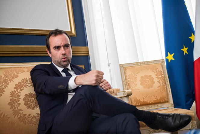 Ông Sébastien Lecornu cũng là Bộ trưởng Quân đội Pháp đầu tiên đến Saudi Arabia trong vòng 5 năm qua. Ảnh: Le Monde