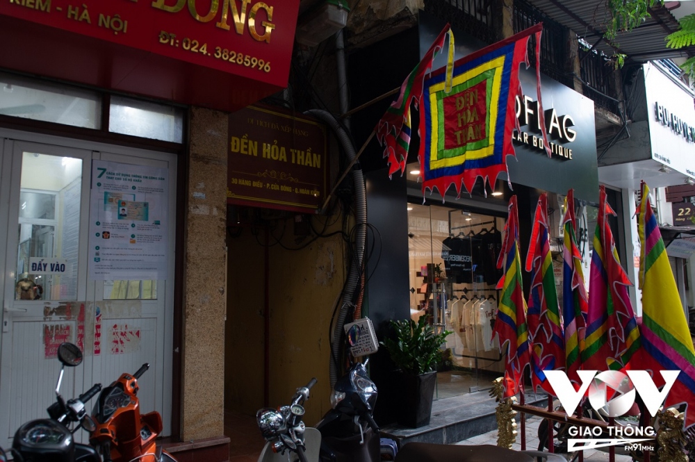 Đền Hỏa thần gắn liền với địa danh thôn Yên Nội, tổng Tiền Túc (sau đổi lại là tổng Thuận Mỹ), huyện Thọ Xương, kinh thành Thăng Long. Nay là số 30 phố Hàng Điếu, phường Cửa Đông, quận Hoàn Kiếm, Hà Nội.