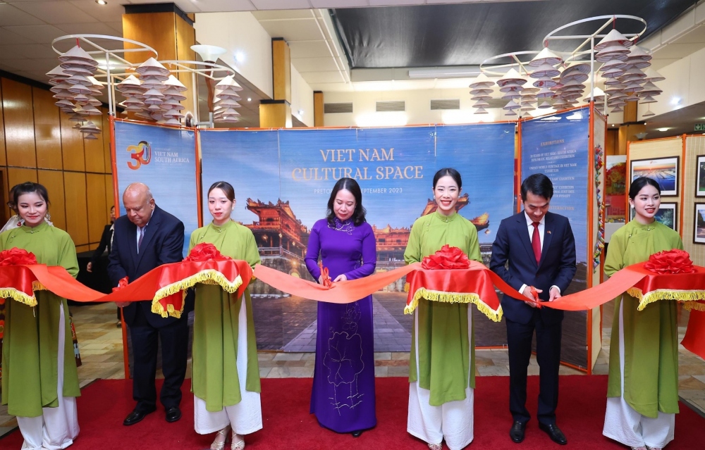 Phó Chủ tịch nước Võ Thị Ánh Xuân cùng Đại sứ Việt Nam tại Nam Phi Hoàng Sỹ Cường và Bộ trưởng Bộ Doanh nghiệp công Nam Phi Pravin Ghordan cắt băng khai trương Không gian văn hóa Việt Nam.