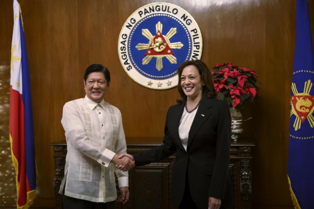 Phó Tổng thống Mỹ Kamala Harris và Tổng thống Philippines Ferdinand Marcos Jr trong chuyến thăm Philippines tháng 11/2022. Ảnh: AP
