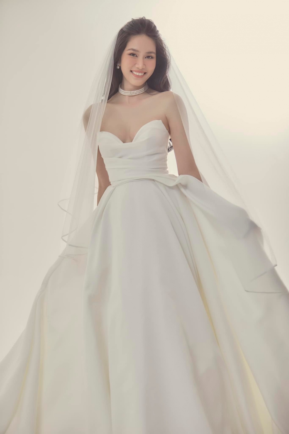 Á hậu Phương Anh vừa đăng tải loạt ảnh cưới trên trang cá nhân, nhận được sự quan tâm của công chúng.