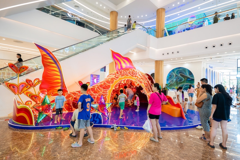 Đèn lồng Cá chép khổng lồ với không gian Trung thu rực rỡ bên trong trở thành điểm check-in được các gia đình trẻ yêu thích