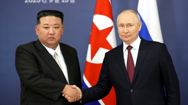 Tổng thống Nga Vladimir Putin gặp gỡ nhà lãnh đạo Triều Tiên Kim Jong Un. Ảnh: Kremlin