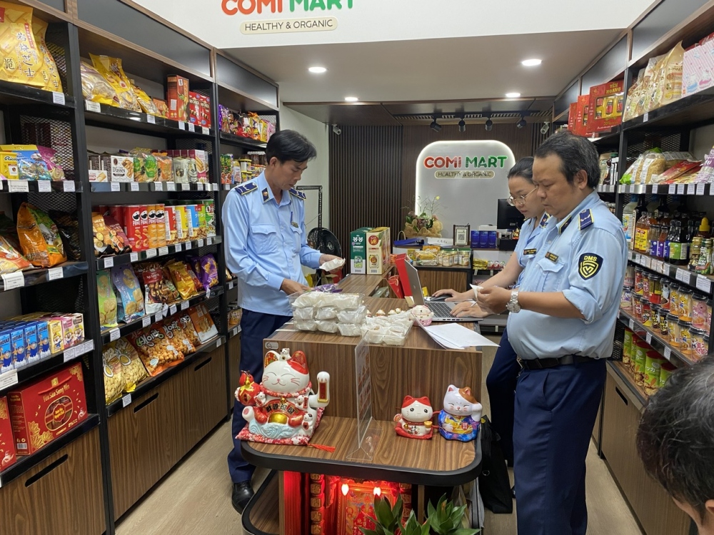 Quản lý thị trường tăng cường kiểm tra đột xuất cơ sở sản xuất, kinh doanh bánh Trung thu.