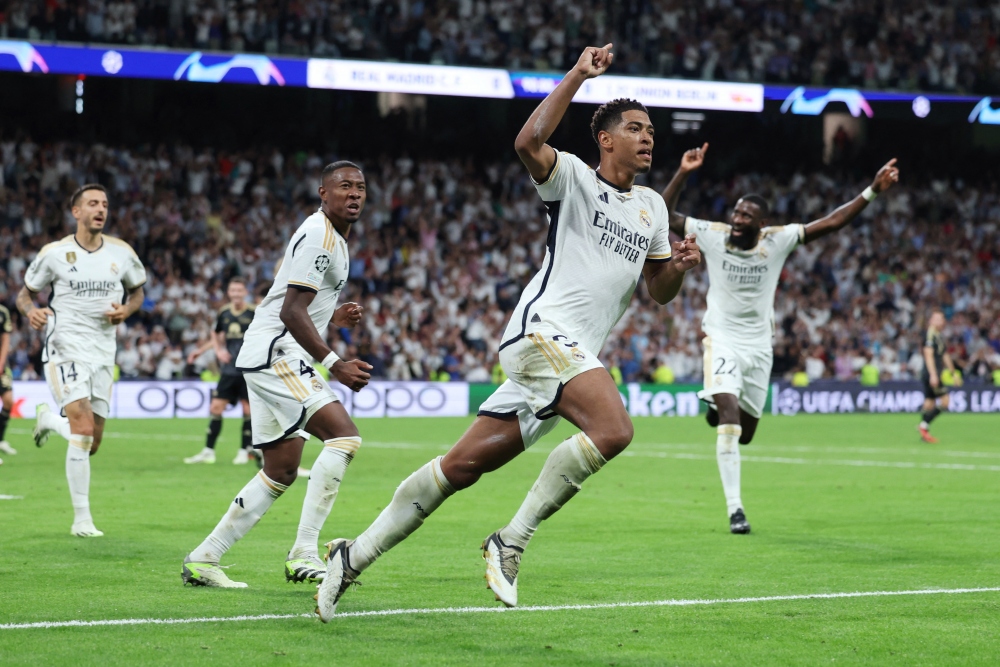 Pha làm bàn của Jude Bellingham khiến sân Bernabeu bùng nổ.