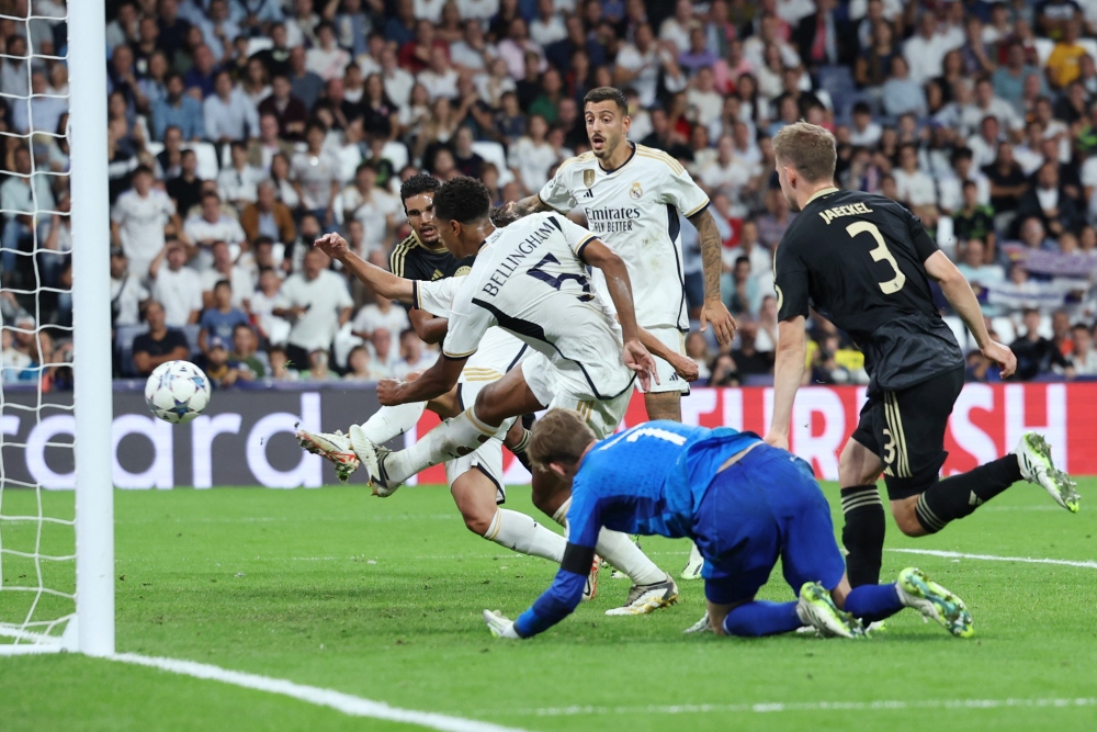 Cú sút của Toni Kroos gây ra tình huống hỗn loạn và Jude Bellingham chớp thời cơ đá bồi tung lưới trống.