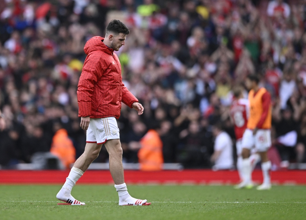 Declan Rice buồn bã khi chấn thương trong trận đấu với Tottenham. (Ảnh: Reuters). 