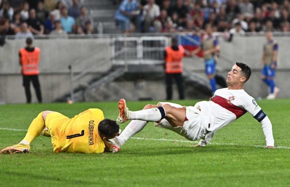Ronaldo phải nhận thẻ vàng sau tình huống phạm lỗi nguy hiểm (Ảnh: Getty)