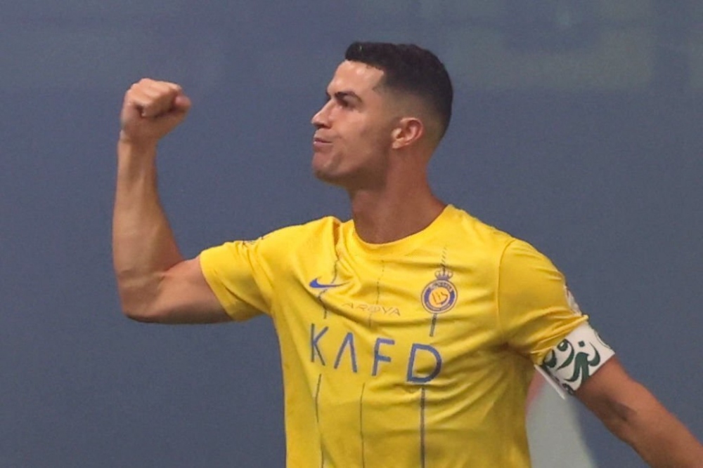Ronaldo hoàn tất cú đúp bằng bàn thắng đẹp mắt (Ảnh: Getty)
