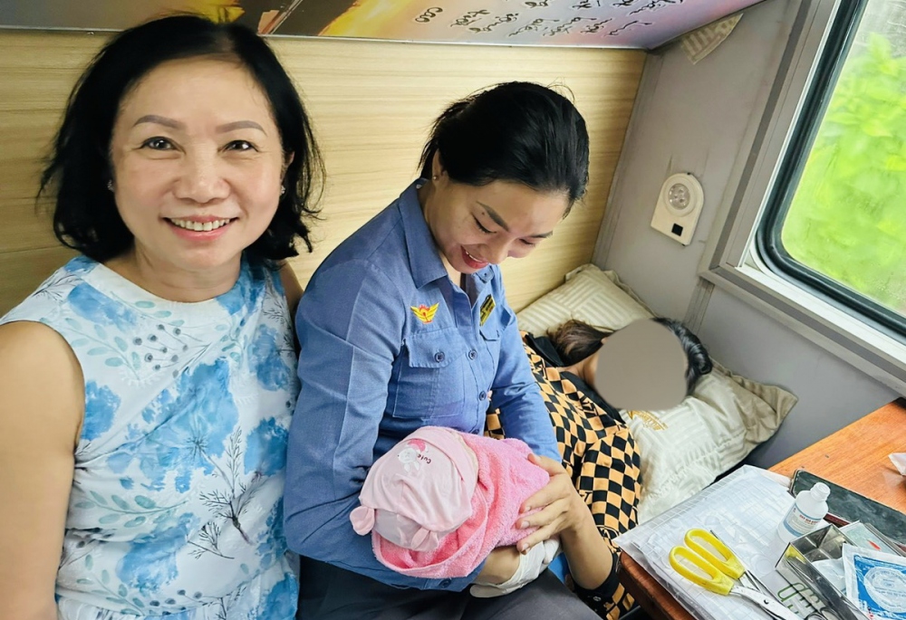 Sản phụ Cao Thị Mỹ D. và em bé an toàn sau khi sinh trên tàu SE22.
