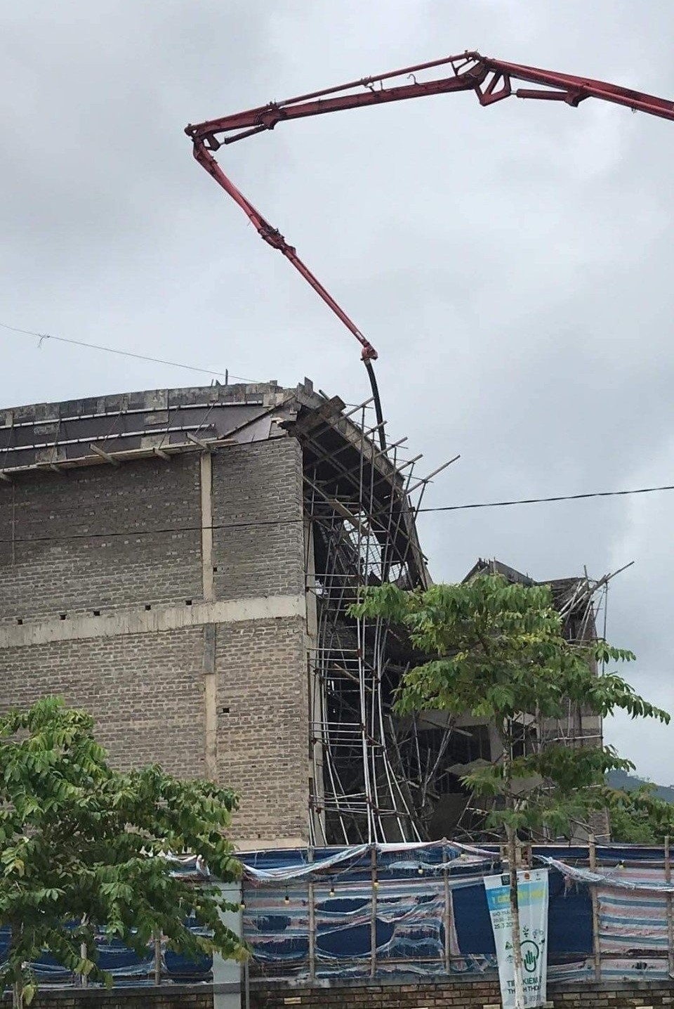 Sập giàn giáo tại công trình xây dựng nhà văn hóa trung tâm huyện Tuyên Hóa