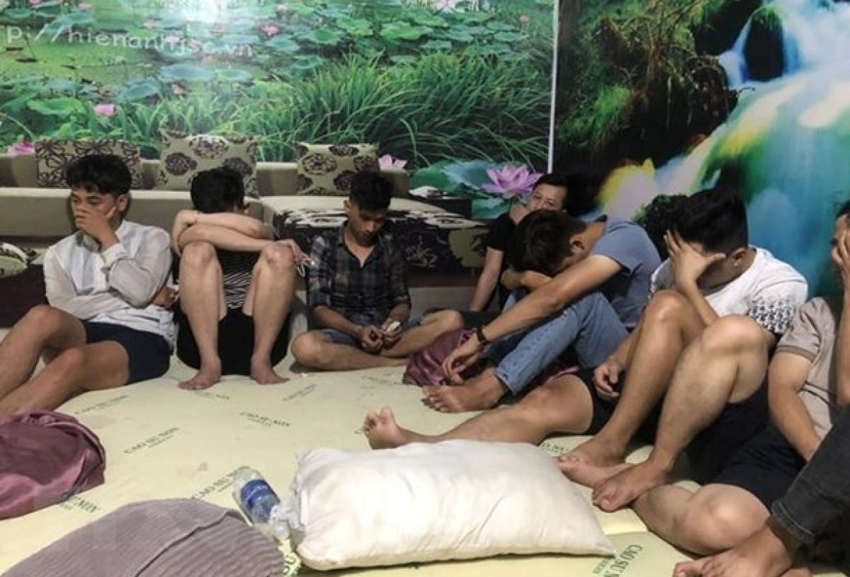 Các đối tượng bị bắt quả tang khi đang bay lắc. (Ảnh minh họa. TTXVN)
