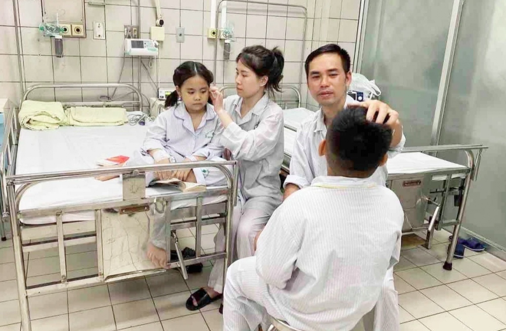 Anh Hùng và chị Hồng hạnh phúc rơi nước mắt khi gặp lại 2 con. (Ảnh: Hạnh Nguyên)