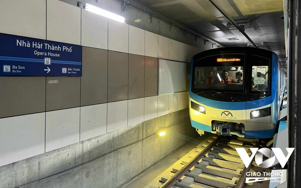 Ngày 29/8, Tuyến Metro số 1 (Bến Thành - Suối Tiên) bắt đầu chạy thử nghiệm trên toàn tuyến, bao gồm cả đoạn trên cao và đoạn đi ngầm, từ ga Bến xe Suối Tiên đến ga trung tâm Bến Thành. Ảnh minh hoạ