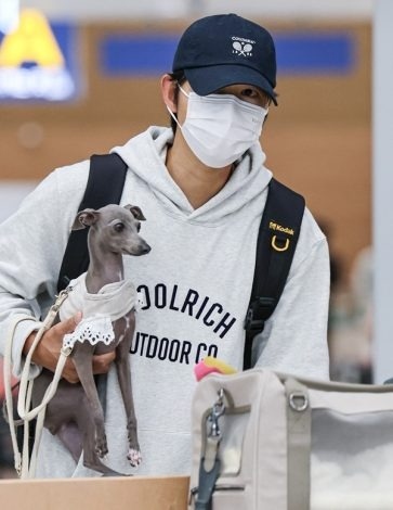 Song Joong Ki vừa trở lại Hàn Quốc sau thời gian dài ở nước ngoài chăm sóc cho vợ và con trai đầu lòng.