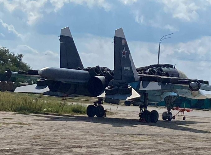 Tiêm kích Su-34 được phủ một lớp lốp ô tô. Ảnh: Mạng xã hội X (Twitter)