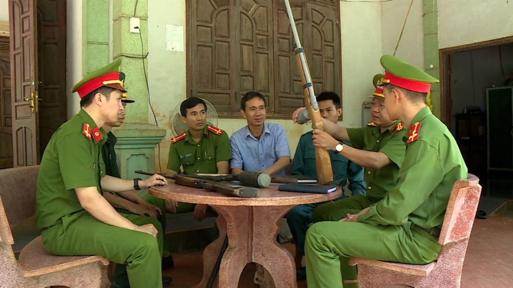 Súng tự chế của người dân giao nộp cho Công an huyện Đức Cơ