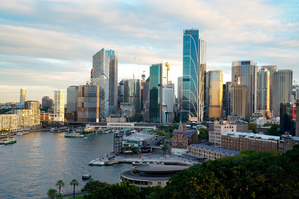 Cung đường chạy của Sydney Marathon sẽ qua nhiều công trình nổi tiếng như Milsons Point, cầu cảng Sydney, công viên Centennial, vườn bách thảo Hoàng gia, nhà hát Opera Sydney nổi tiếng thế giới…