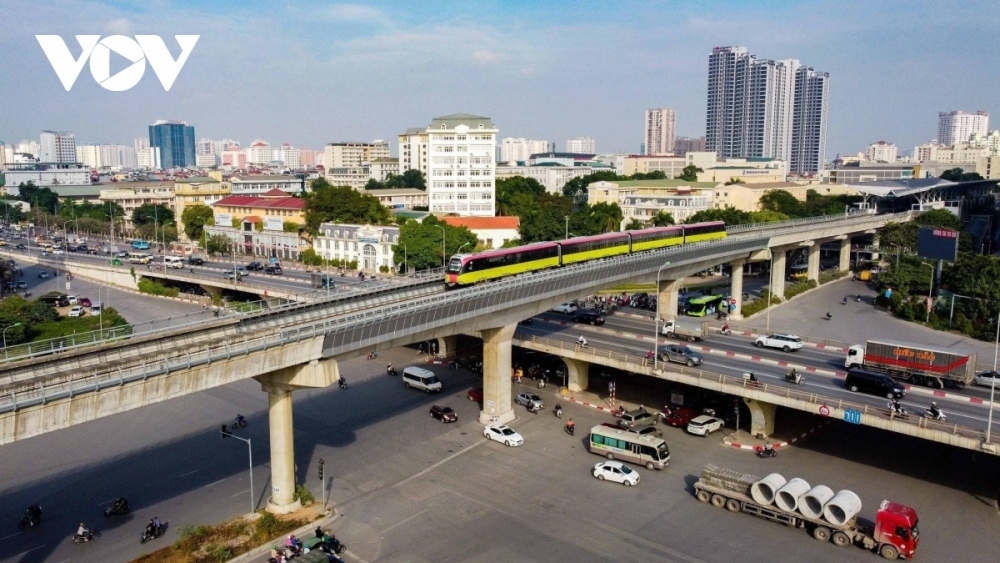 Đến thời điểm này tiến độ thi công đoạn trên cao đã đạt 99,54%. Các công đoạn xây dựng và lắp đặt thiết bị tại 8 nhà ga trên cao của dự án đã hoàn tất.