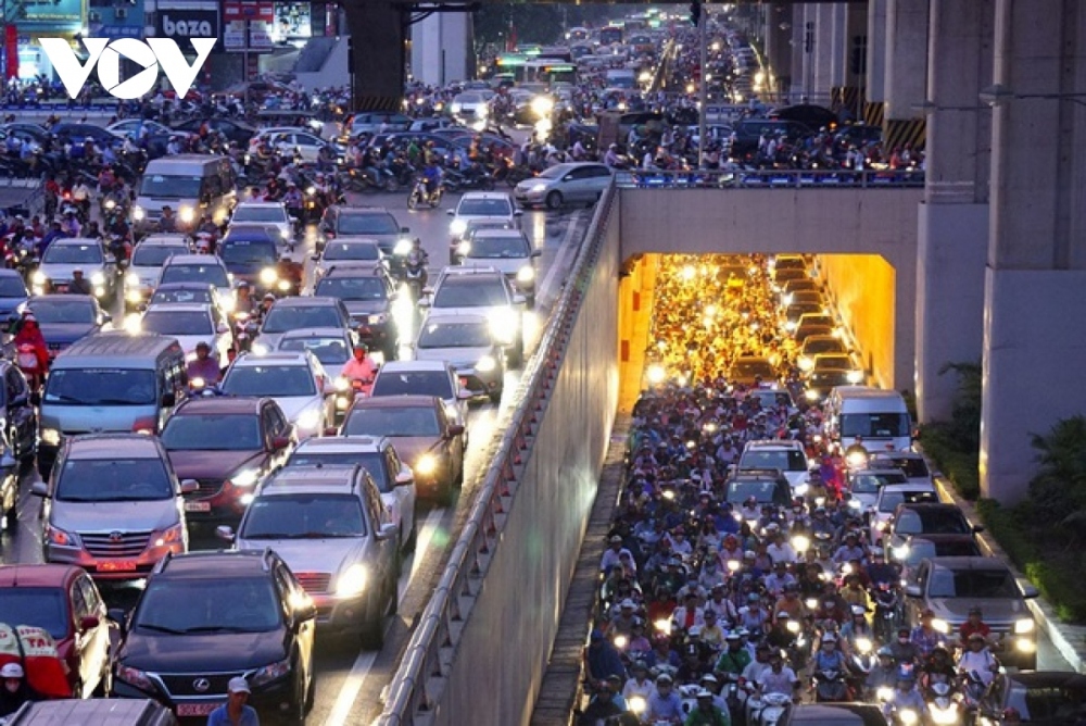 Hà Nội thường xuyên trong cảnh ùn tắc giờ cao điểm dù là sáng hay tối