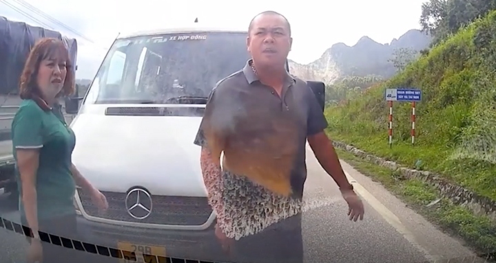 Tài xế lấn hết làn đường, còn hung hăng giở thói côn đồ (Ảnh cắt từ clip)