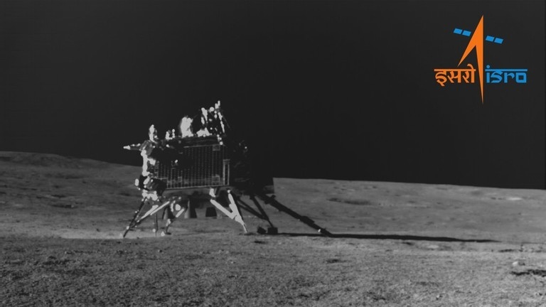 Hình ảnh tàu đổ bộ Vikram chụp từ camera trên tàu thăm dò. Ảnh: ISRO