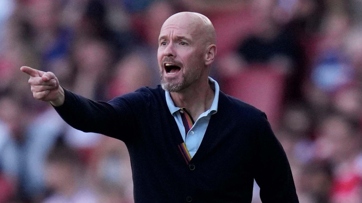HLV Erik Ten Hag bức xúc vì những quyết định bất lợi của trọng tài khiến MU thua Arsenal 1-3. (Ảnh: Getty)