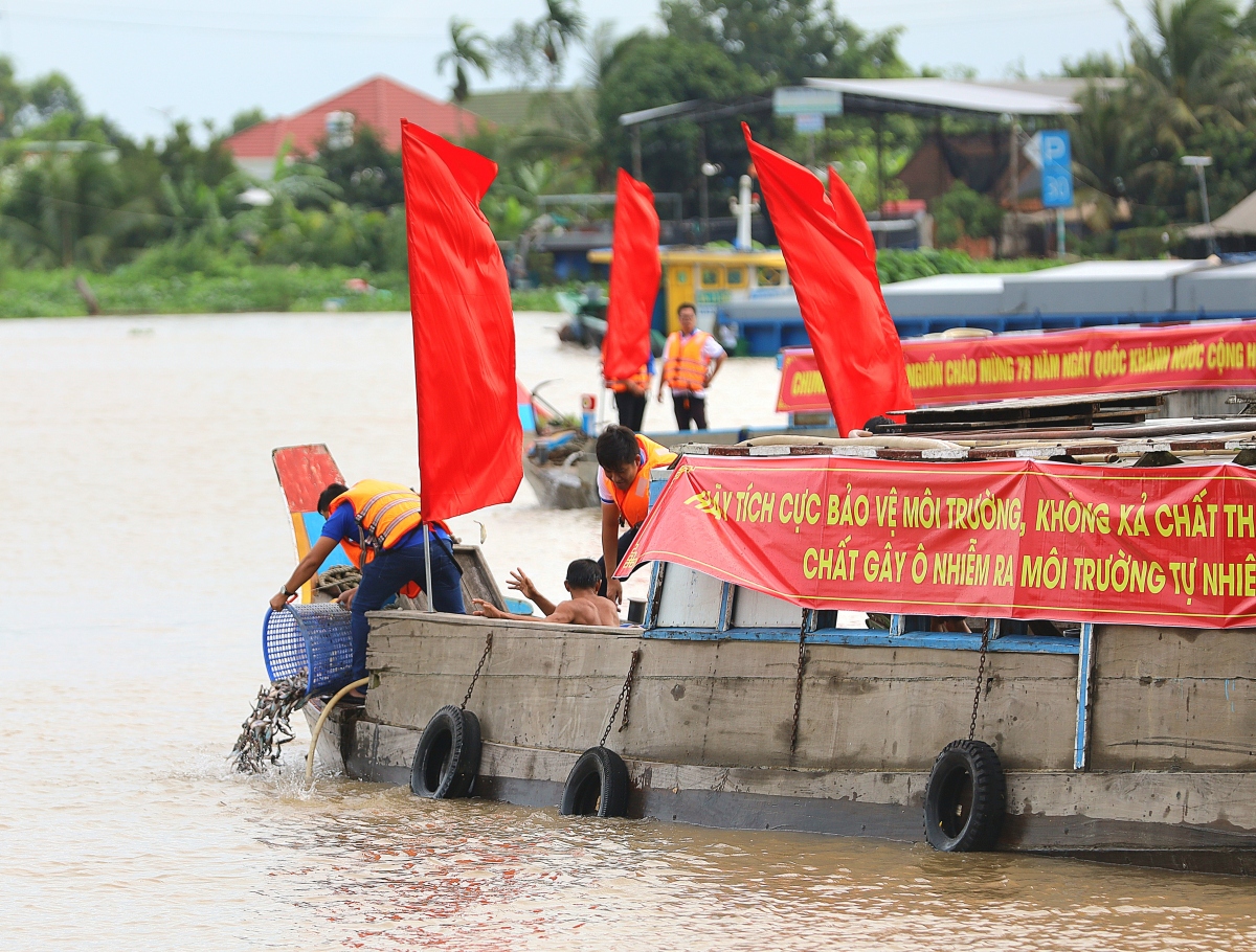 Thả cá tại tạo nguồn lợi thủy sản.