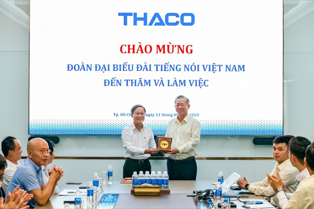 Ông Phạm Tấn Tư trao tặng kỷ niệm chương và biểu trưng cho Tổng Giám đốc THACO