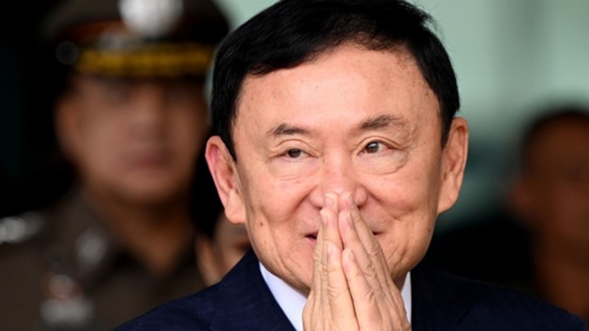 Cựu Thủ tướng Thaksin đáp lễ người ủng hộ tại sân bay Don Muang vào ngày trở về Thái Lan hôm 22/8/2023. Ảnh: Sirachai Arunrugstichai/Getty Images