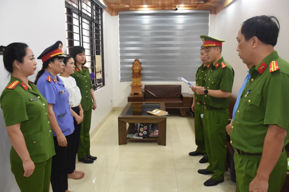 Lực lượng chức năng thi hành lệnh bắt tạm giam đối với bị can Đỗ Thị Dung, nguyên Kế toán trưởng Cơ sở cai nghiện ma túy số 1 Thanh Hóa. (Ảnh: Công an tỉnh Thanh Hóa)