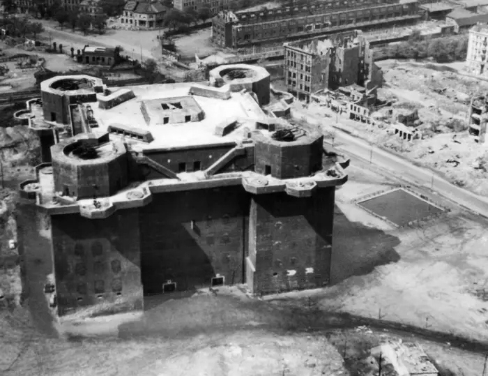 Tháp phòng không của Đức ở Hamburg, ngày 3/5/1945. Ảnh: AP