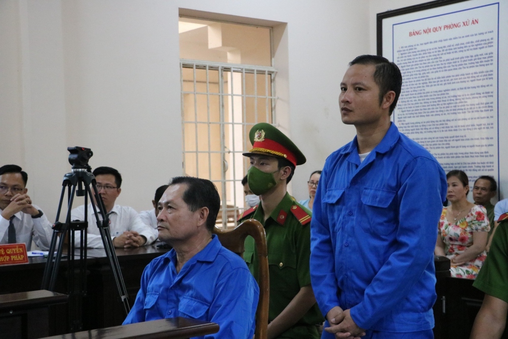 Lê Thái Thiện (ngồi) và con trai Lê Thái Phong tại phiên tòa ngày 11/9 (Ảnh: Lưu Sơn)