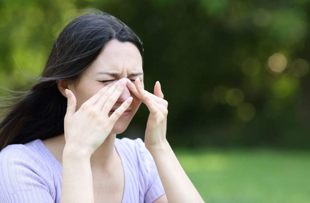 Dụi mắt: Việc dụi mắt quá mạnh hoặc thường xuyên sẽ phá vỡ các mô liên kết trong giác mạc của mắt, gây tổn thương thị lực theo thời gian. Dụi mắt cũng khiến bụi bẩn ở tay dính vào mắt, khiến mắt có nguy cơ nhiễm trùng, gây đau.