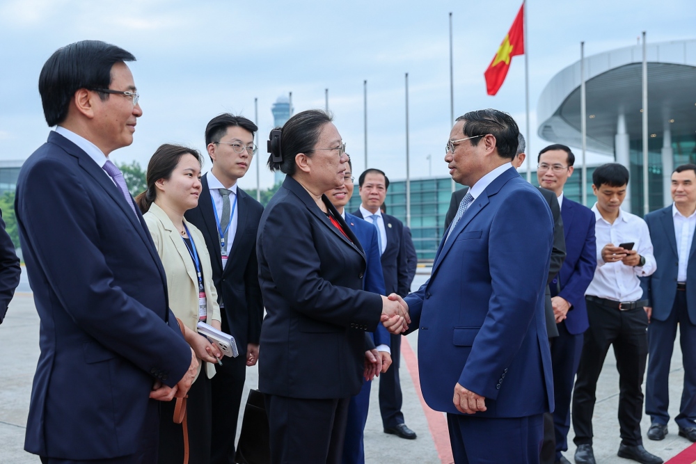 Tiễn Thủ tướng tại sân bay Nội Bài. Ảnh: Vũ Khuyên 