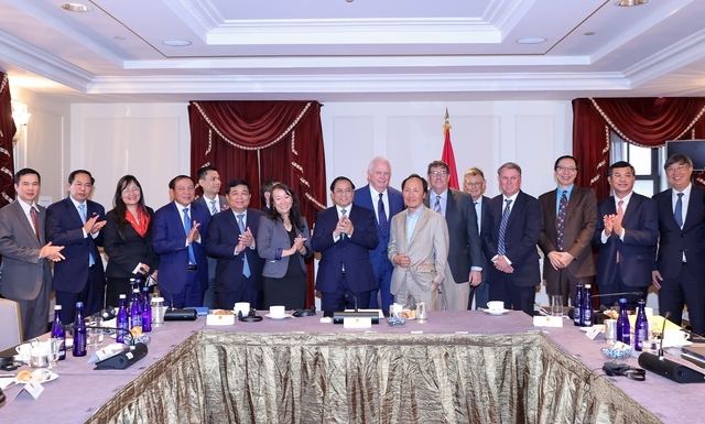 Thủ tướng chụp ảnh lưu niệm cùng các đại biểu