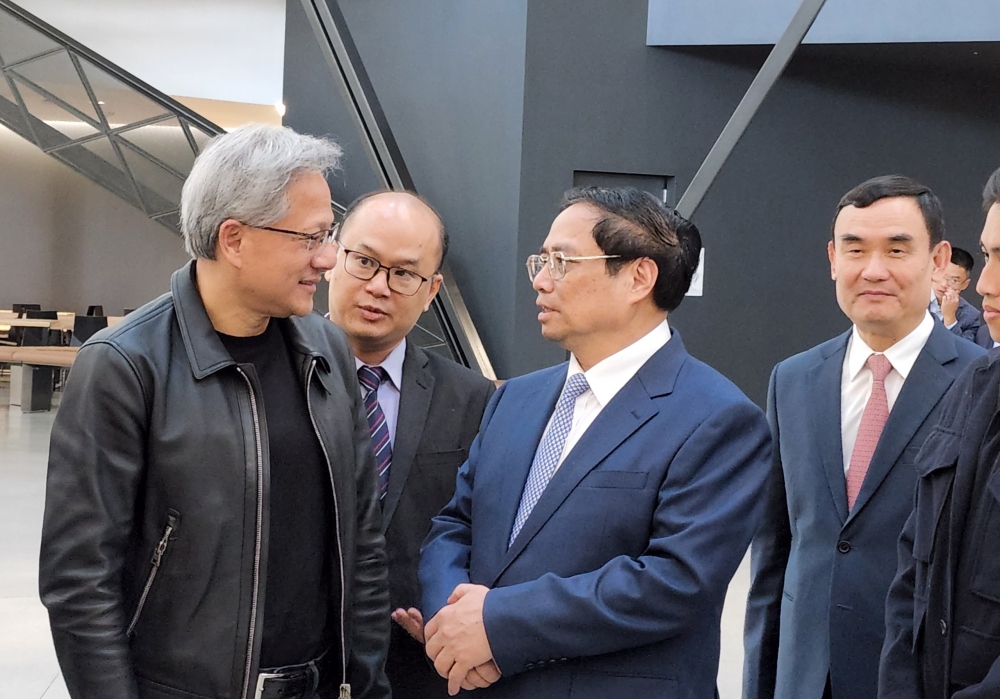 Thủ tướng Phạm Minh Chính trao đổi với ông Jensen Huang, người đồng sáng lập kiêm Chủ tịch Công ty Nvidia 