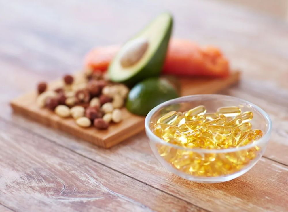 Axit béo omega-3: Omega-2 không chỉ giúp ngăn ngừa đau mắt mà còn giúp tăng cường sức khỏe tim mạch và trí não của bạn. Việc bổ sung dầu cá chứa nhiều omega-3 bằng đường uống cũng giúp tăng cường lớp dầu tự nhiên của mắt, giúp mắt không bị khô. 