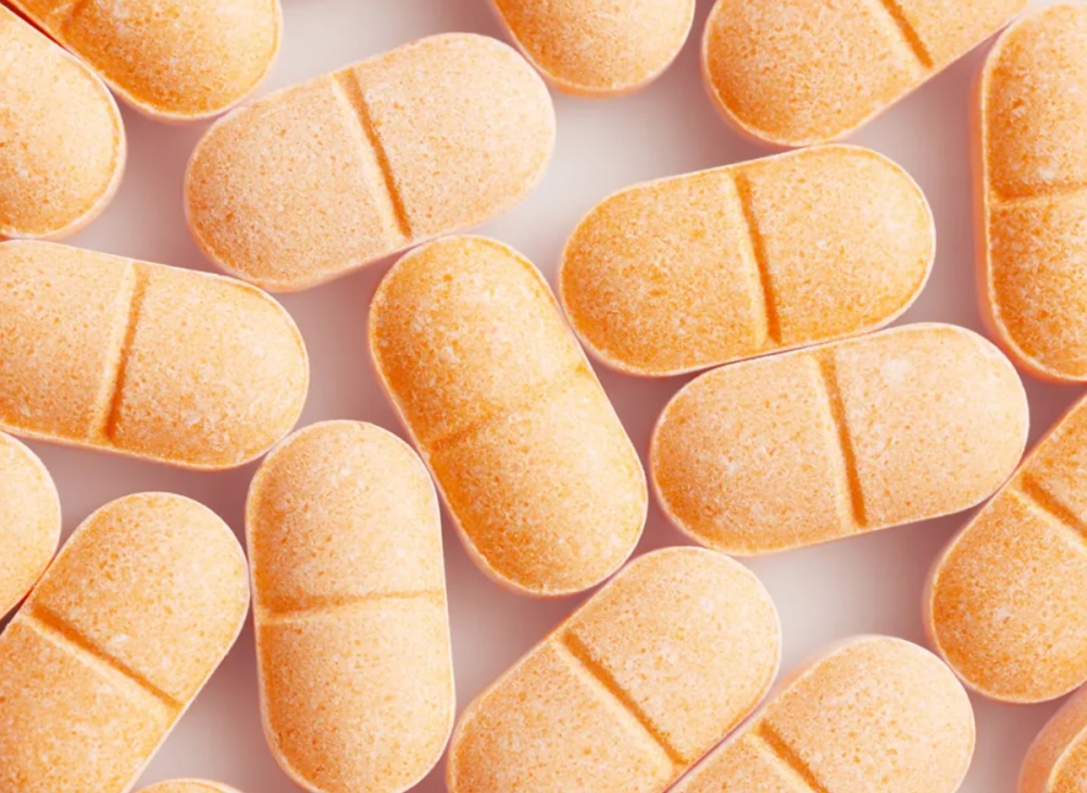 Vitamin C có lợi vì nhiều lý do khác nhau. Bạn có thể bổ sung vitamin C cho cơ thể bằng chế độ ăn có nhiều trái cây và rau quả, tuy nhiên, bạn cũng nên uống các thực phẩm chức năng chứa vitamin C để đảm bảo cơ thể được cung cấp đủ lượng vitamin theo khuyến nghị. Bằng cách bổ sung vitamin C, bạn có thể giảm nguy cơ mắc bệnh đục thủy tinh thể, giảm đau và tăng cường sức đề kháng của mắt.