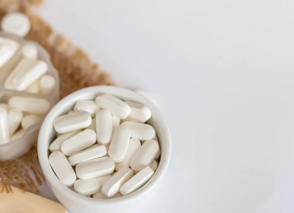 Tương tự như vitamin C, vitamin E có thể được tìm thấy trong nhiều loại thực phẩm, nhưng bạn rất khó nạp đủ lượng vitamin này chỉ thông qua chế độ ăn uống. Vitamin E là một chất chống oxy hóa mạnh, giảm tổn thương do các gốc tự do, ngăn ngừa bệnh đục thủy tinh thể và đau mắt đỏ. 
