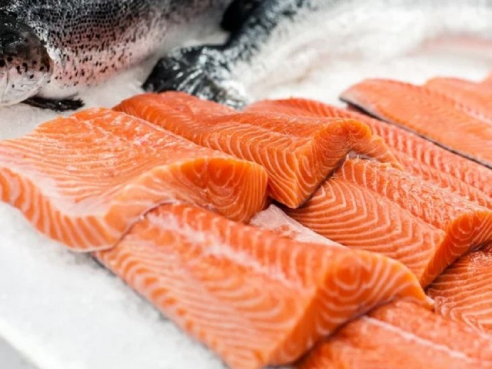 Cá hồi: Loại cá béo này chứa nhiều axit béo omega-3 lành mạnh và có gần 17 gam protein trong mỗi khẩu phần, giúp ngăn ngừa nguy cơ mắc ung thư. Ngoài ra, ăn nhiều cá hồi cũng giúp cải thiện sức khỏe đường ruột nhờ các loại vitamin A, K, sắt và photpho.