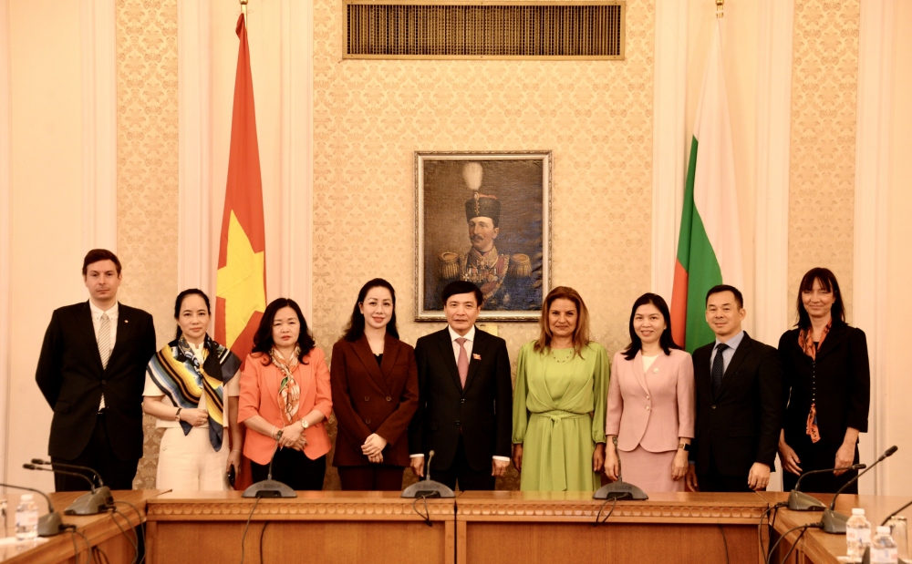 Tổng Thư ký Quốc hội, Chủ nhiệm Văn phòng Quốc hội Bùi Văn Cường với Tổng Thư ký Quốc hội Bulgaria Stefana Karaslavova và các đại biểu chụp ảnh lưu niệm.