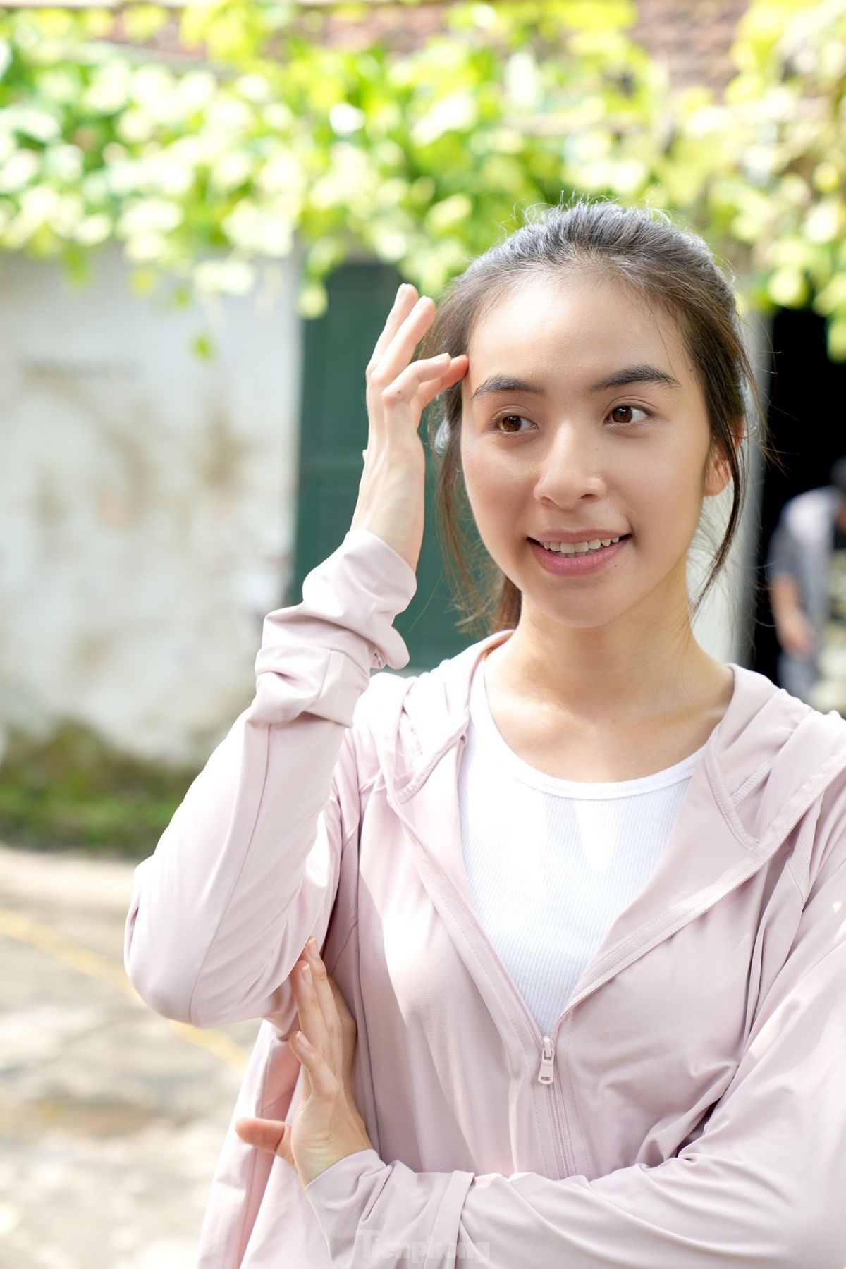 Trong phim, Trần Vân thủ vai nhân vật Hoài, một người phụ nữ lam lũ, vất vả, gánh vác kinh tế gia đình.