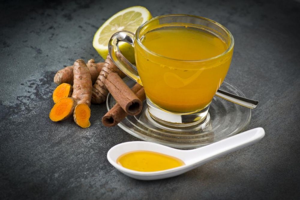 Trà nghệ: Curcumin có trong củ nghệ có khả năng làm giảm đường huyết bằng cách cải thiện độ nhạy insulin của cơ thể. Từ đó, cơ thể sẽ có khả năng chuyển hóa đường tốt hơn, từ đó giảm các biến chứng của bệnh tiểu đường.