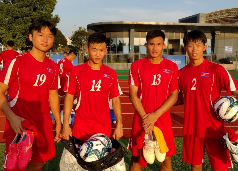 Đội Olympic Triều Tiên trên sân tập chiều 18/9. (Ảnh: KASJ). 