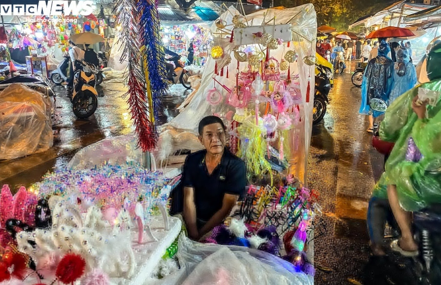 Nhiều người chọn quán trà chanh, cà phê,... để trú mưa.